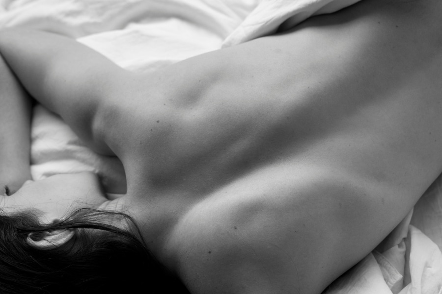 Žena ležící na posteli